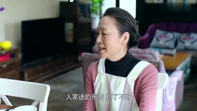 源泉继女飙英语羞辱后妈,以为自己很酷,怎料后妈一开口厉害了