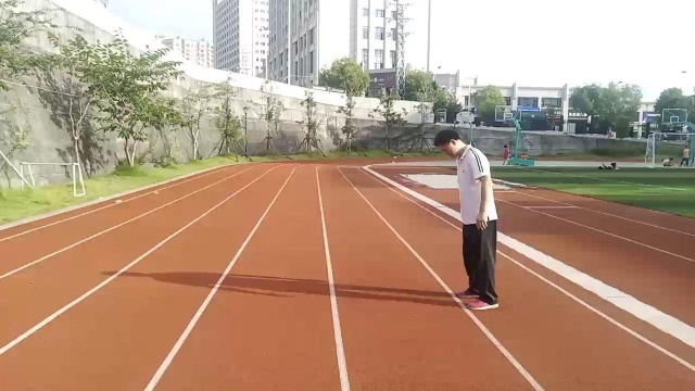 立定跳远动作示范