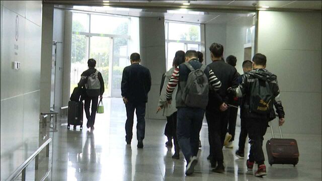 5名电信诈骗犯罪嫌疑人被押解回长沙