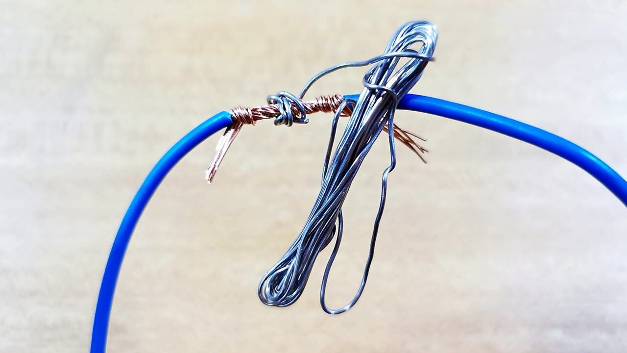 低温焊锡丝太好用了,老电工用打火机就能给电线烫锡,不用电烙铁_腾讯