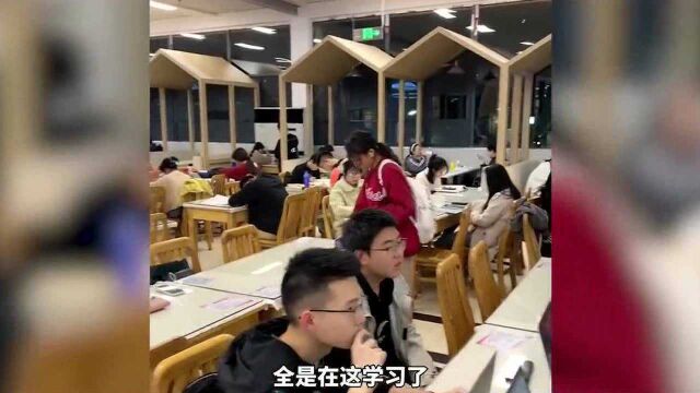 武汉某高校晚间饭堂人山人海多数在学习或讨论学术,网友:卷飞了