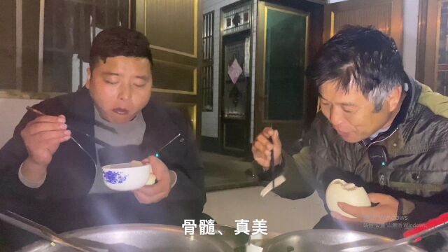 阿董学做排骨汤,买点排骨找大厨去学习,高压锅炖的味道真鲜美