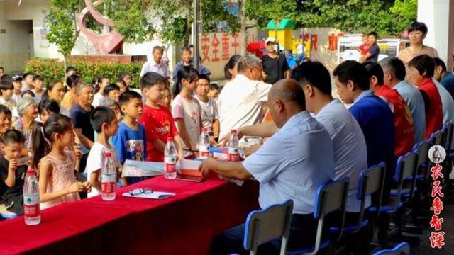 农民鲁智深奖学金兑现诺言,每年级第一名奖励300元,共计1800元