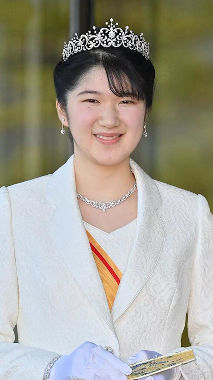 日本爱子公主头戴王冠出席20岁成年礼