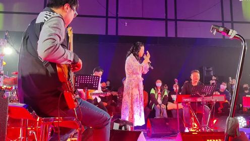 时隔六年黄绮珊带着新专辑《小霞2.0》回归举办首唱会 现场演唱专辑歌曲《那时错，这时对》