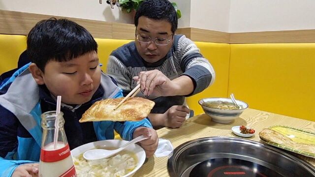 黄山中餐花了34元,和小侄子吃的牛肉汤馄饨和烧饼,味道还不错