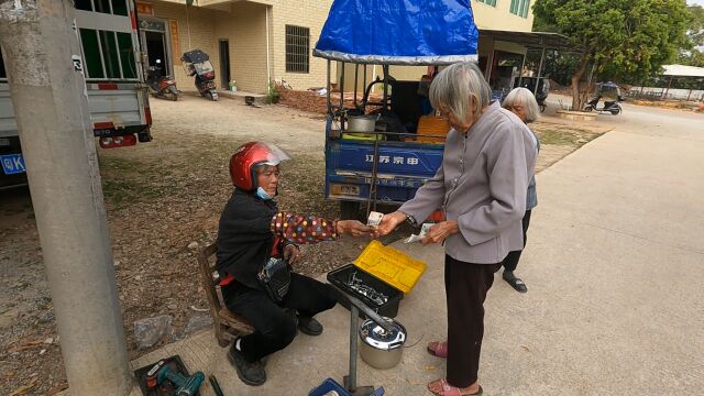 农村暴利小生意,农村大妈上门改造电饭锅内胆,一天能赚几百元