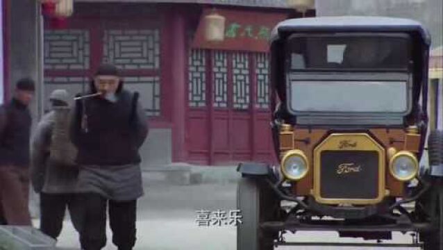 孟庆开着汽车,路上遇到喜来乐,光顾着炫耀了,结果倒大霉