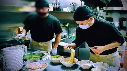 拥有日本人气王号称的豚骨汤拉面店：用窑炉来熬制的豚骨汤见过吗？