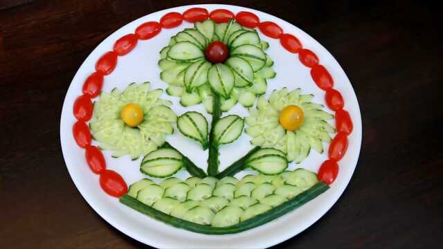 黄瓜和小番茄拼出花朵摆盘