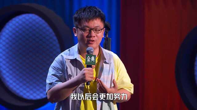 杨澜舞台上宣传自己的新书