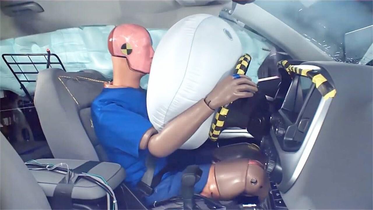 安全气囊是如何弹出的?解析其工作原理,怪不得更换一个那么贵