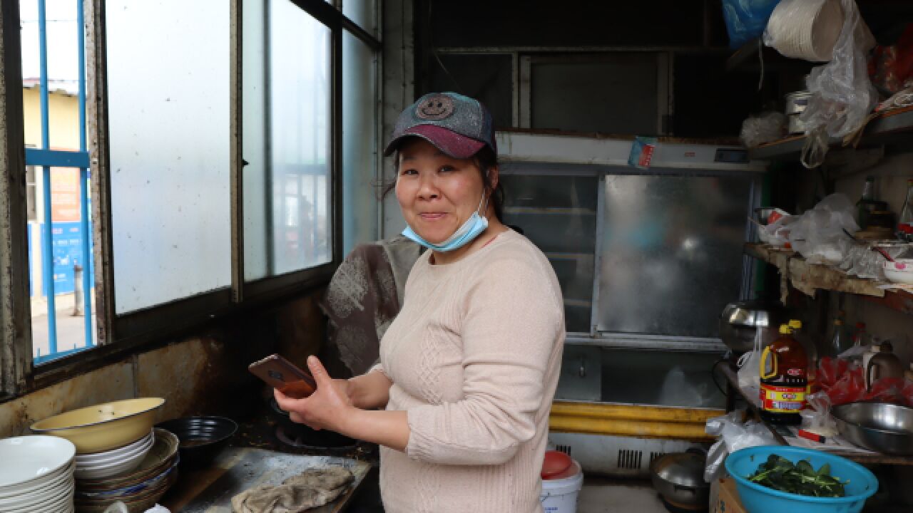 连云港大姐开小饭店,专门面向农民工,10块钱有菜有肉,你会去吃吗