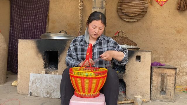 民间传统手工艺:废弃打包带藤条编织手提篮,成品太惊艳了