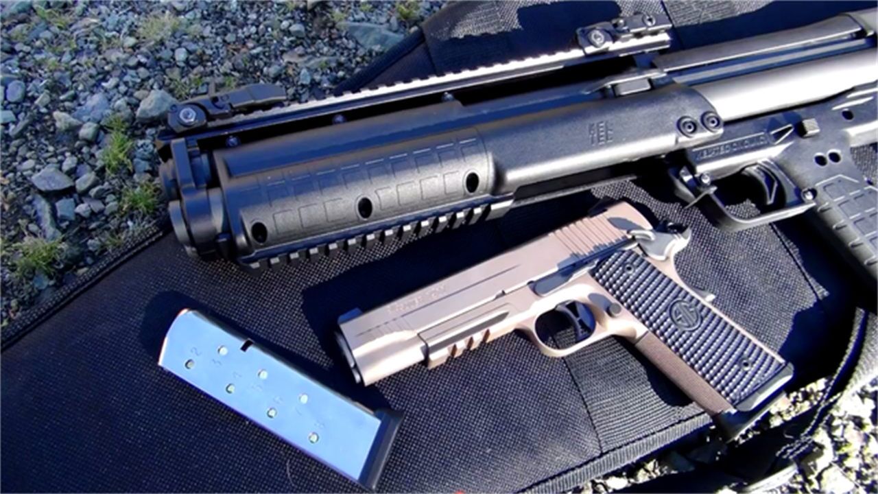 先拉后推,12号口径ksg霰弹枪,只在游戏里玩过,为战斗而生