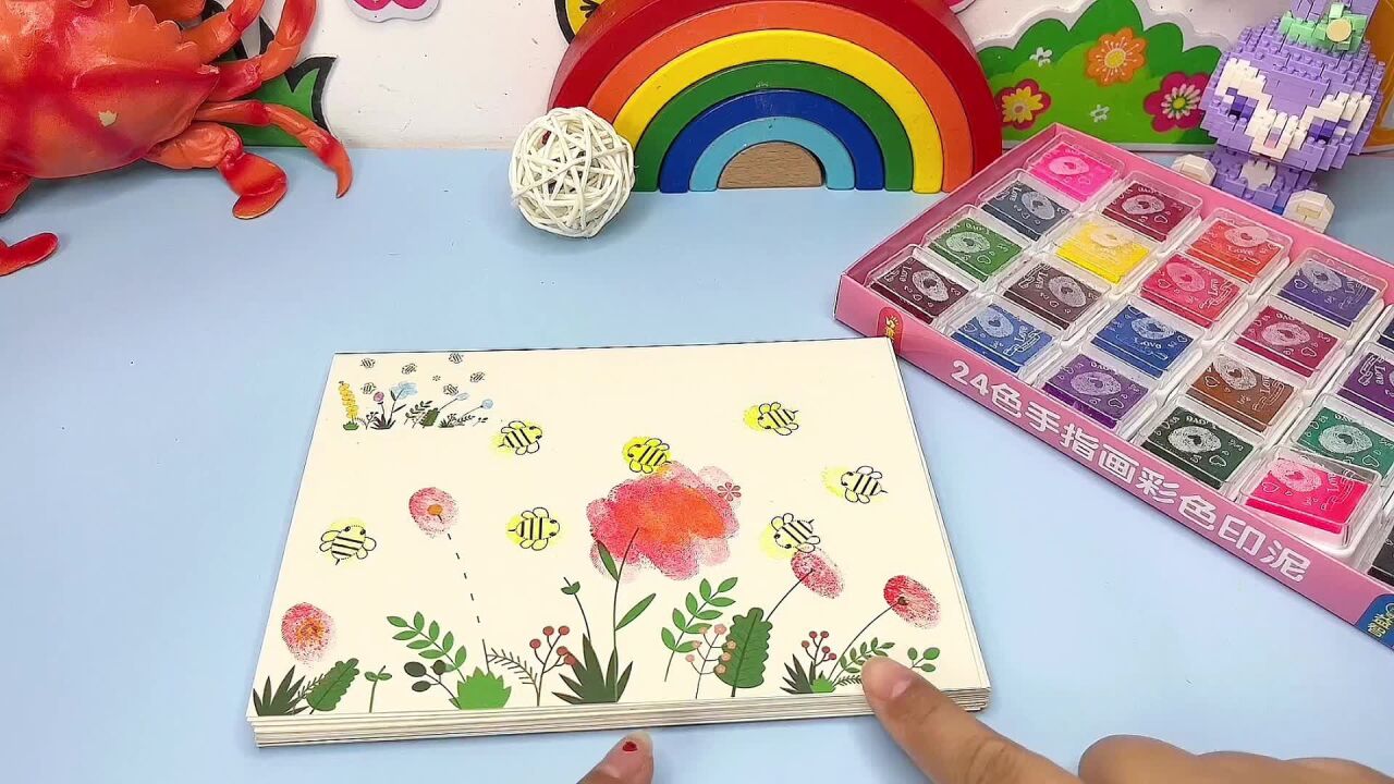 用手指画出一个蘑菇屋!