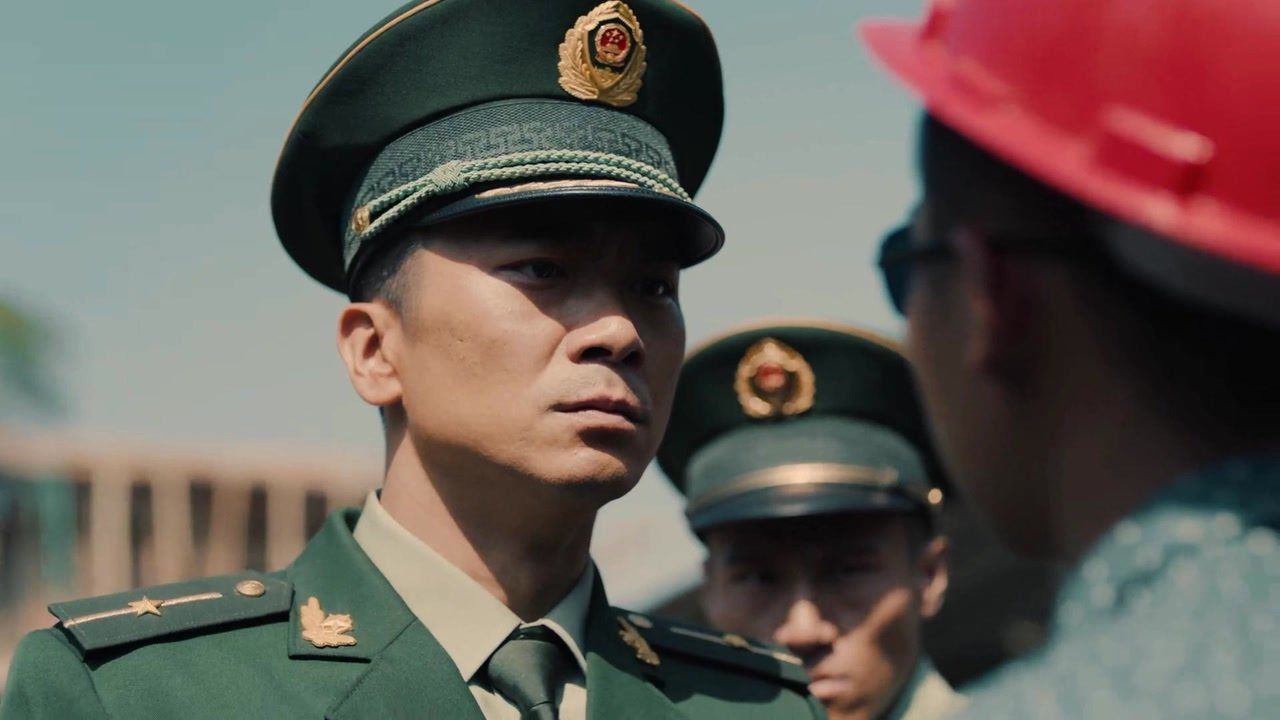 地痞叫囂挑戰中國武警部隊,排長霸氣回應:讓你們見識一下中國軍人的血