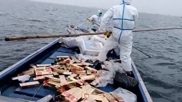 北海的海面上漂浮着一箱箱涉嫌走私香烟,相关部门及时拦截打捞,足足有100余件!