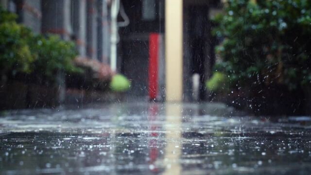 实拍素材:雨滴打在地上溅出水花