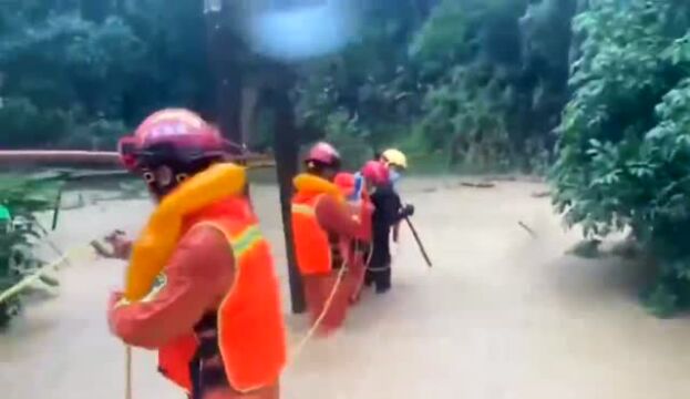 转移群众、疏导交通……他们在暴雨中全力守护清远