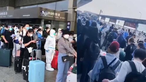 上海虹桥火车站开票列车增至12趟 大批旅客挤满车站 有序扫码乘车