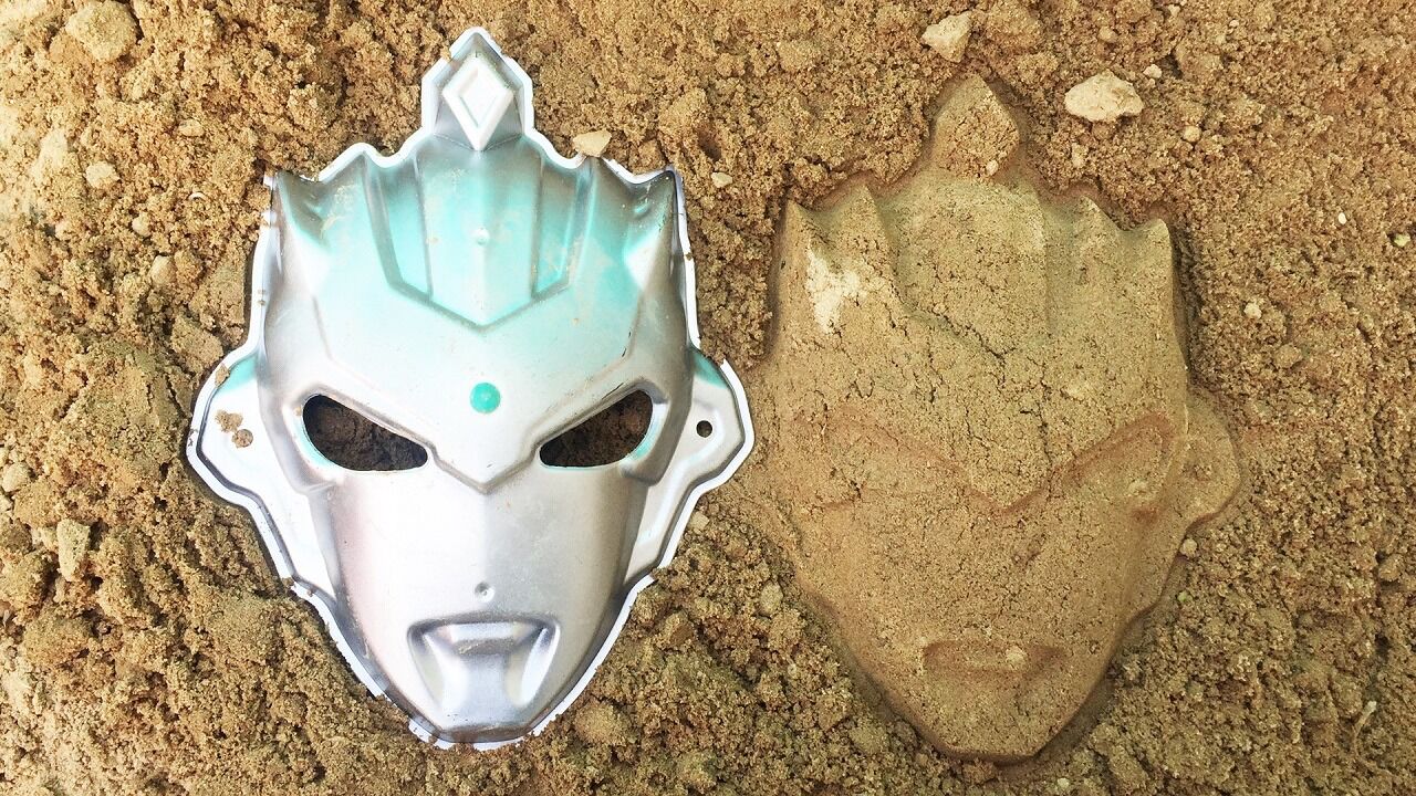 在沙滩上发现泽塔奥特曼面具宝藏,里面竟然藏着超多奥特曼玩具