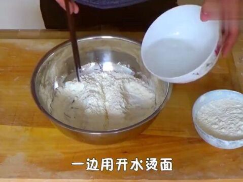 馅饼面怎么和面才松软,和面是关键,这样做馅饼一天也不会硬