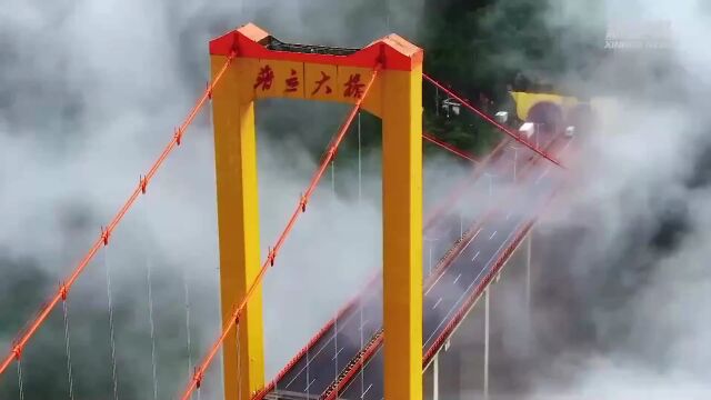 云雾中的云南宣威普立大桥宛如建设在云层上