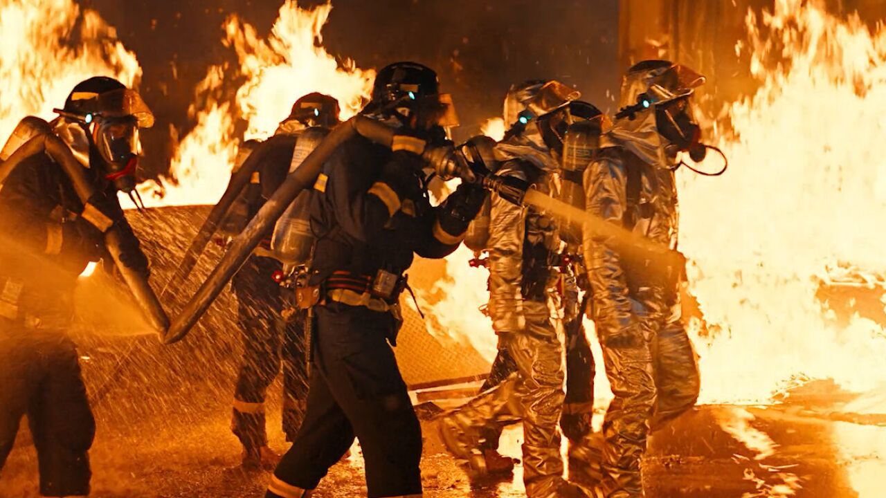 致敬我们亲爱的消防员战士致敬英雄