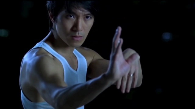 常威:还说你不会武功!   刘晶:我只是天生神力!