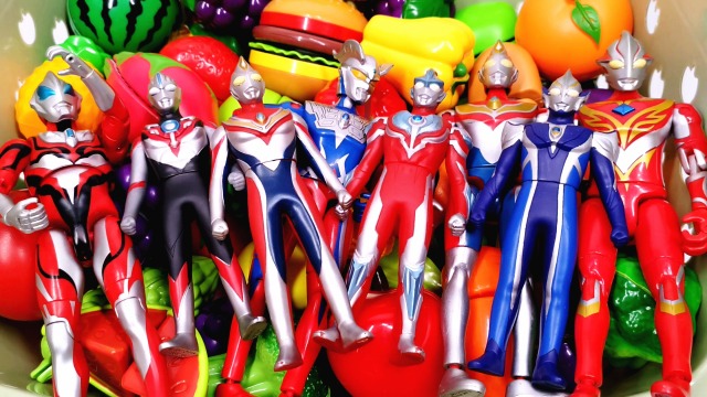 奥特兄弟水果堆上集合!超可动奥特曼玩具