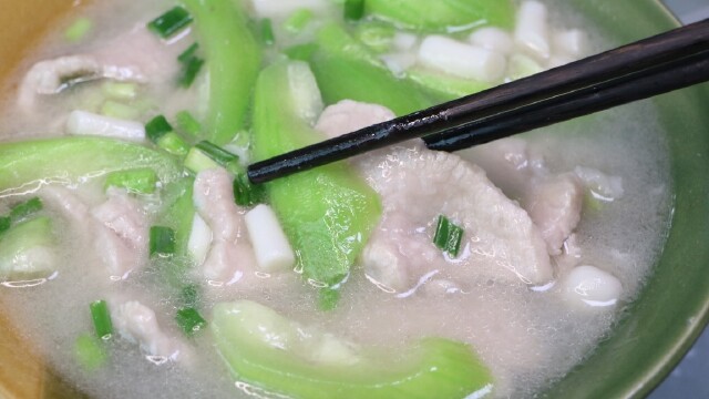 丝瓜肉片汤,汤鲜味美,肉片滑嫩,家人都说好吃