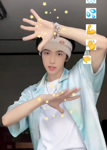 刘宇into1天生就要飞手势舞好阳光～好帅气!好会扭啊