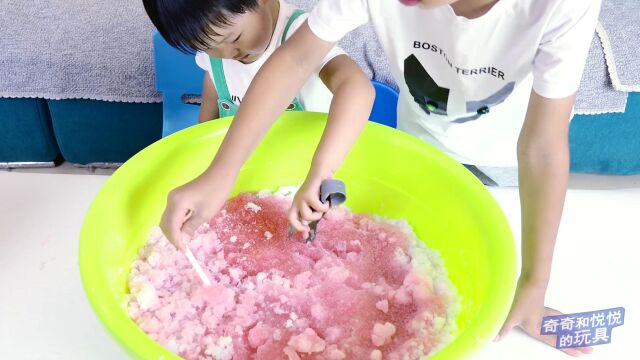 夏天下雪啦红色雪制作堆雪人高光片段