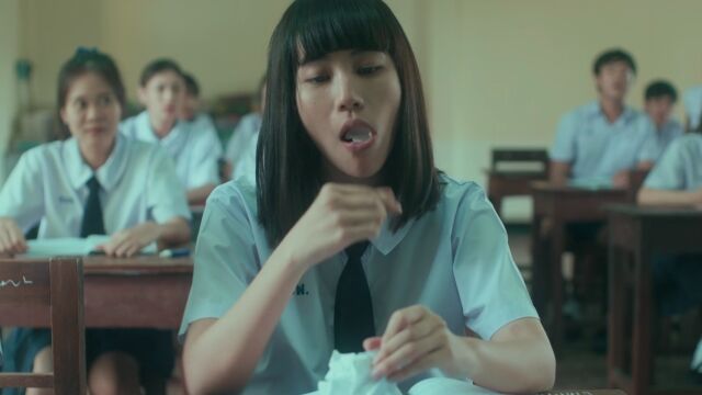 禁忌女孩第二部5集:1/3 学校的迎新仪式竟是让人吃高蛋白?