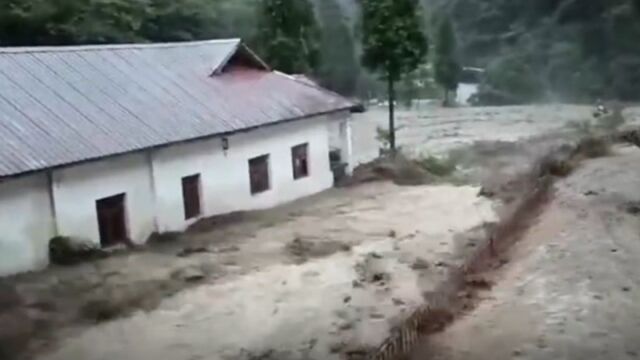 四川大邑县突发山洪,居民房屋被淹,泥石流冲进街道