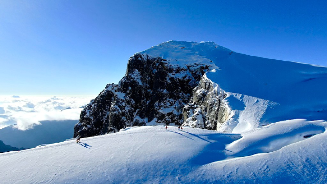 极野户外-航拍哈巴雪山