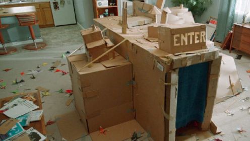 废纸箱搭建小迷宫，10人进去被困5天，就是出不来！