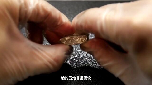 钠是一种什么金属,用刀能轻松切开,为什么不能丢进水里.