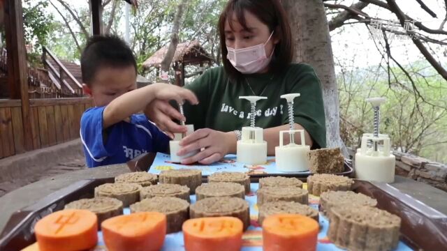 重庆永川:野生动物园为动物制作“特色月饼”