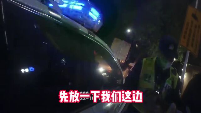 【正能量 暖心事】暖心警察救助可爱小动物