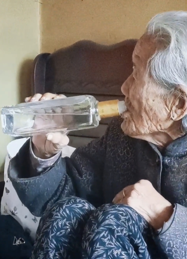 95岁老人吃饭时对瓶吹白酒