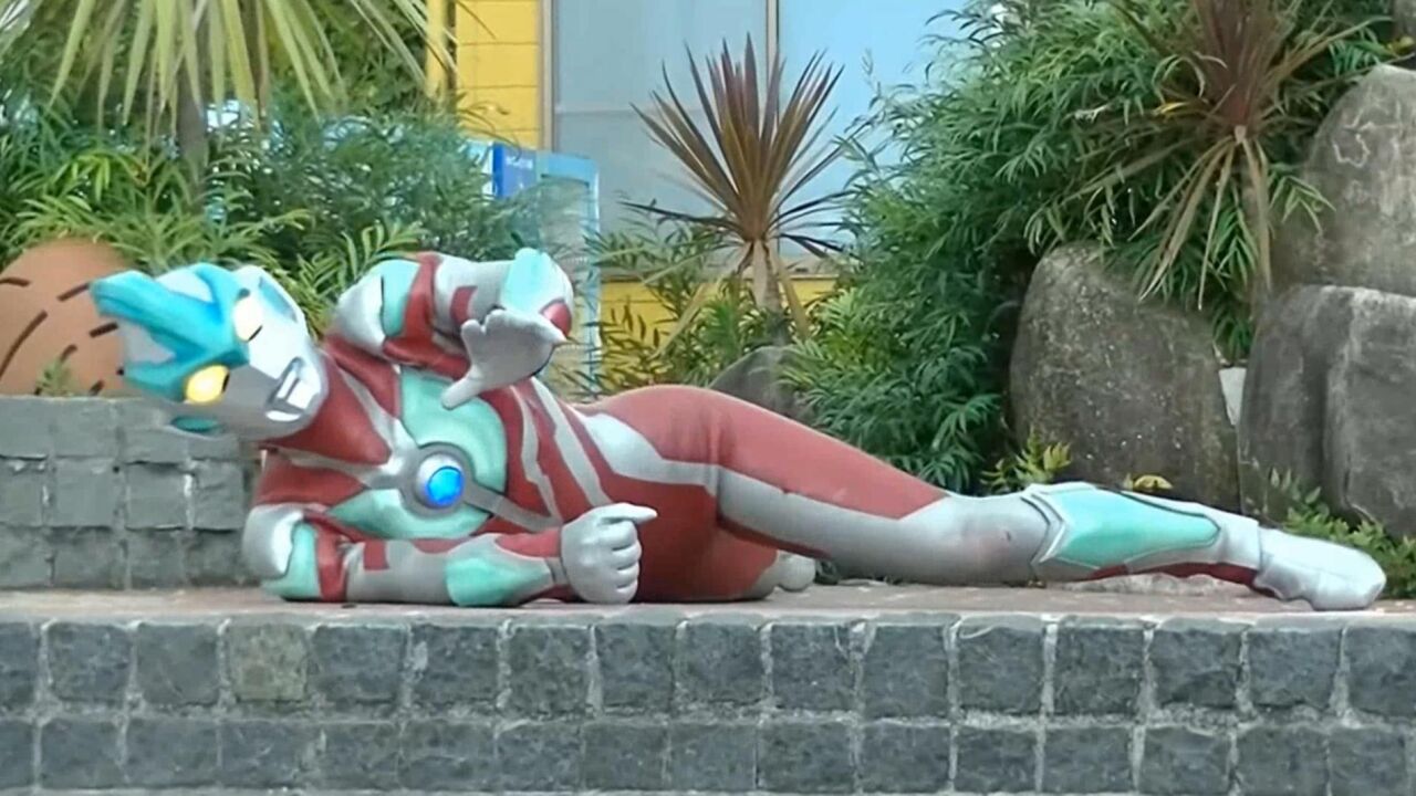 宇宙人拿银河奥特曼当人质,捷德投鼠忌器,结果被打趴在地