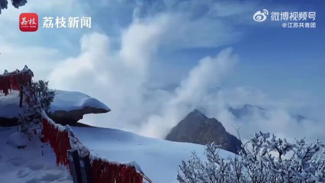 近日,西岳华山景区迎来降雪.雪后苍松立云海,云雾缥缈间,更显奇绝险峻