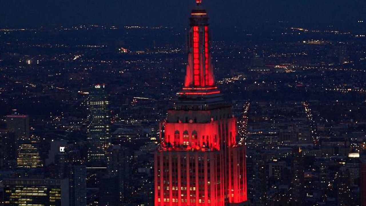 瑞兔迎新春!纽约帝国大厦连续23年亮起中国红