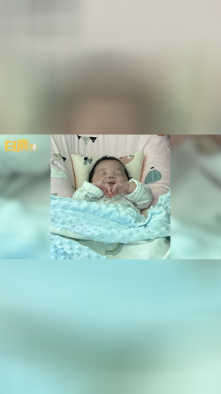 2个月婴儿睡觉自动比心萌化家人