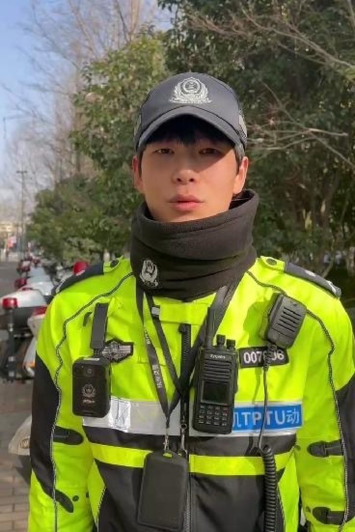 西湖边1米85大长腿交警回应走红:我什么都没做,值班而已