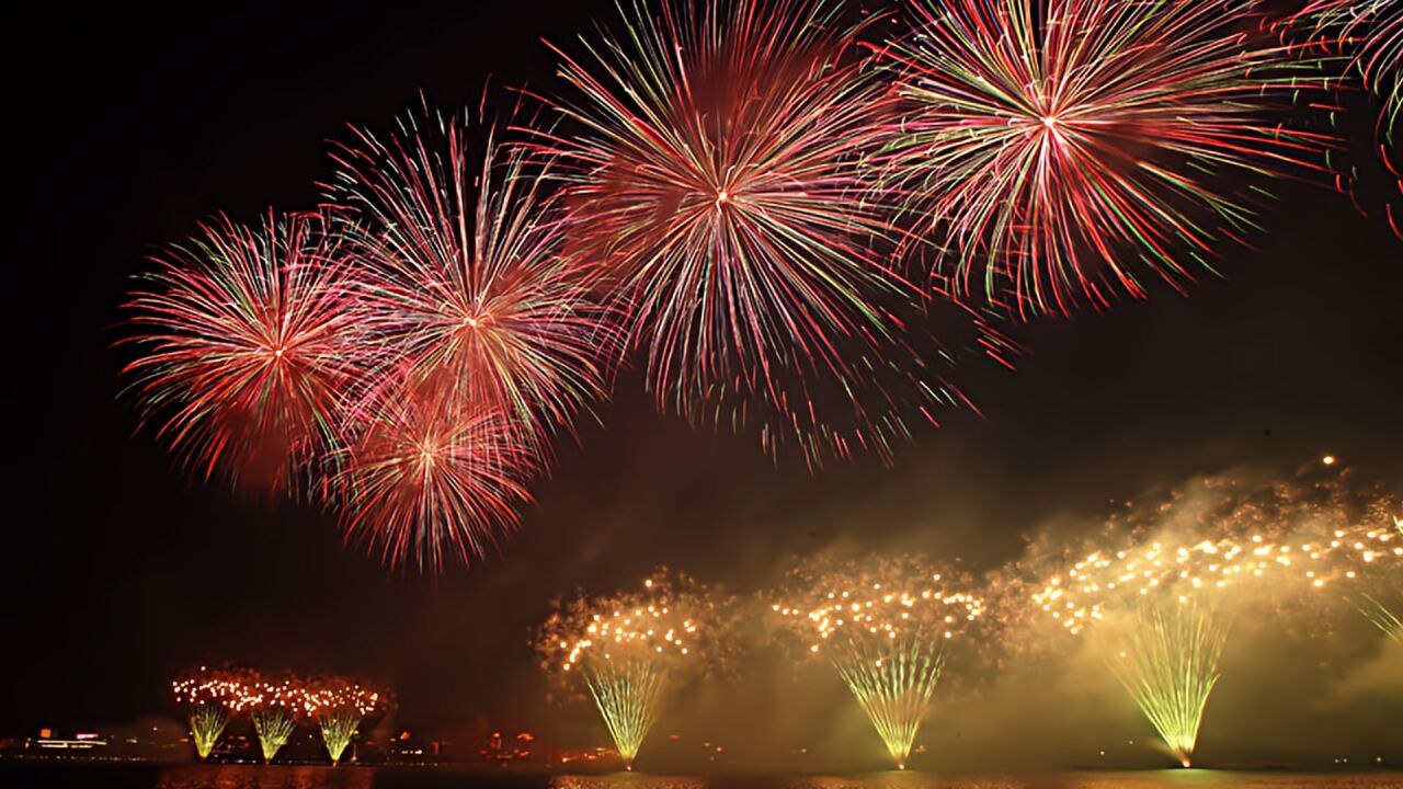 时隔11年的杭州烟花秀回归!约3万发烟花点亮杭州夜空