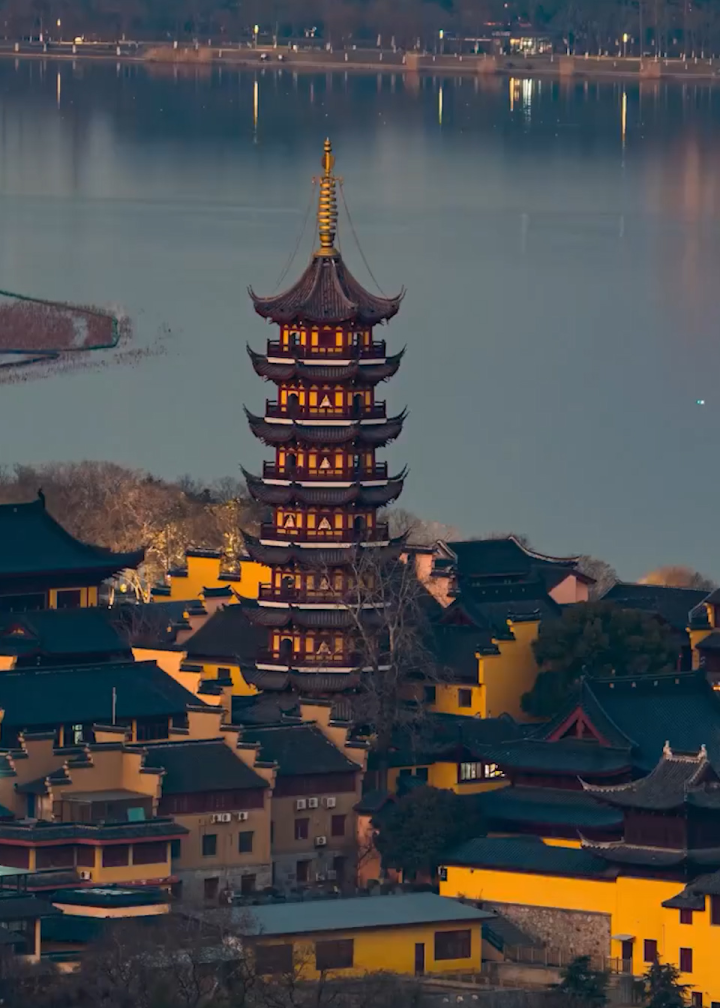 震撼!鸡鸣寺药师塔亮灯与摩天大楼同框