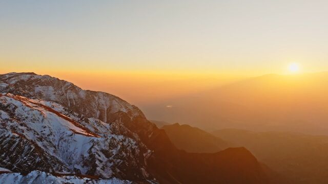 大气震撼的日照金黄色雪山山峰晚霞航拍,视频素材:画视记官网